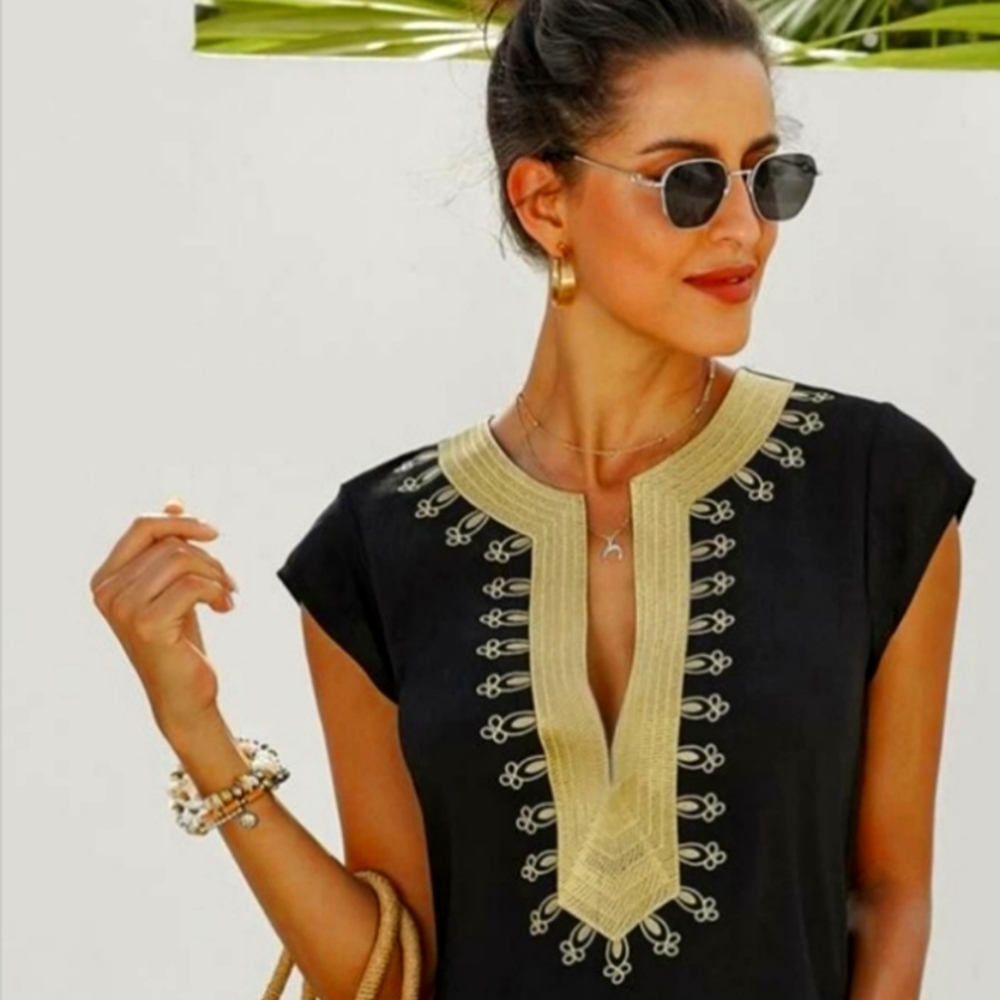 Beautiful chiffon summer shirt,can be dressed up or down.Very flattering 💜